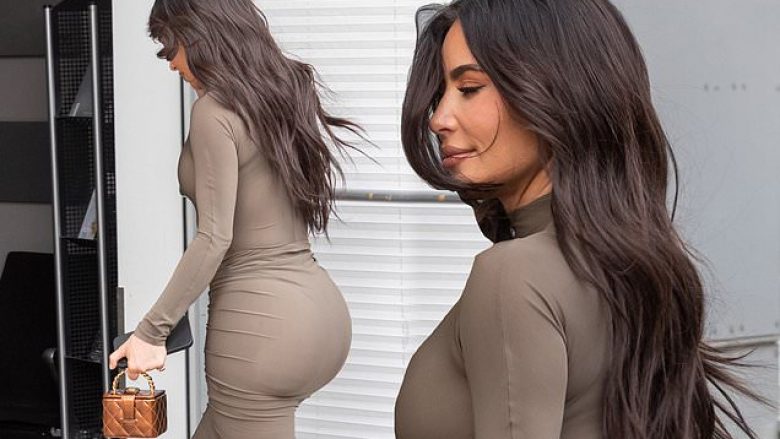 Kim Kardashian merr vëmendjen me linjat trupore në Berlin, ndërsa era ia tund flokët dhe e bën të duket më atraktive