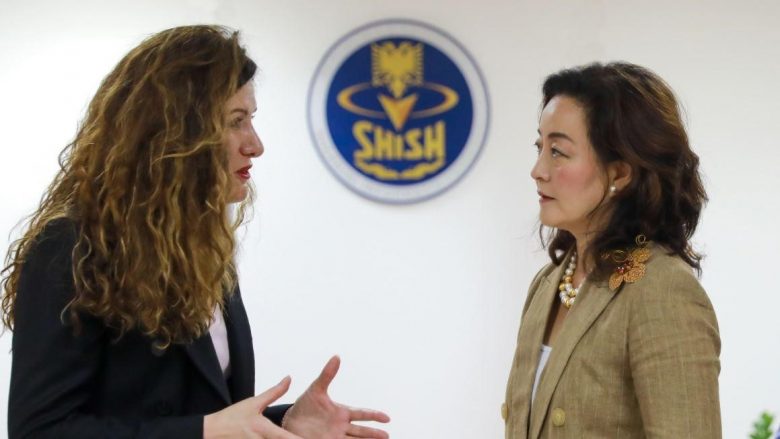 Drejtoresha e re e Shërbimit Informativ Shqiptar takohet me Ambasadoren Amerikane
