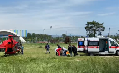Rëndohet gjendja e gruas që u godit me thikë nga bashkëshorti në Korçë, dërgohet me helikopter drejt Tiranës