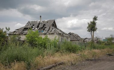 Kufomat e ushtarëve rusë shihen në rrugë drejt fshatit të çliruar ukrainas