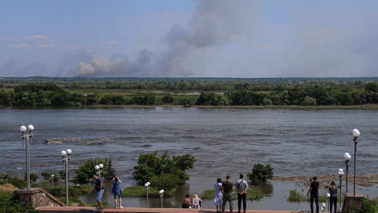 Më shumë se 17 mijë njerëz po evakuohen nga autoritetet ukrainase pas shpërthimit të digës në Kherson
