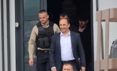Ministri Aliu viziton kryetarin e Leposaviqit, vetura e tij gjuhet me ngjyrë të kuqe nga protestuesit