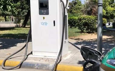 Makinat elektrike, hapet tenderi për stacionet e karikimit në qytetet turistike dhe pikat kufitare të Shqipërisë