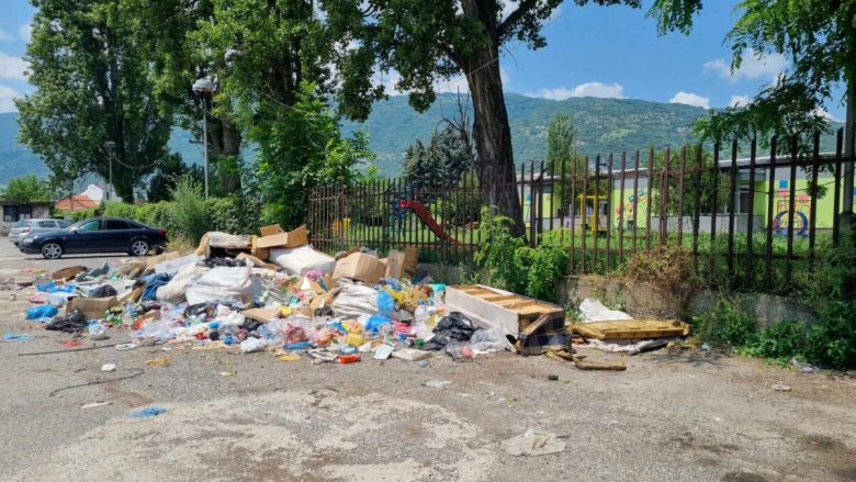 Grumbuj mbeturinash para çerdhes së fëmijëve në Tetovë