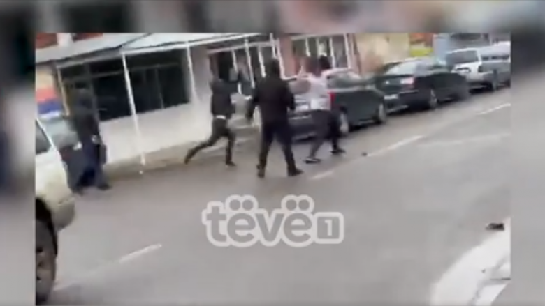 Sulmi ndaj gazetarëve në Leposaviq, i lënduar edhe kameramani i Tëvë1