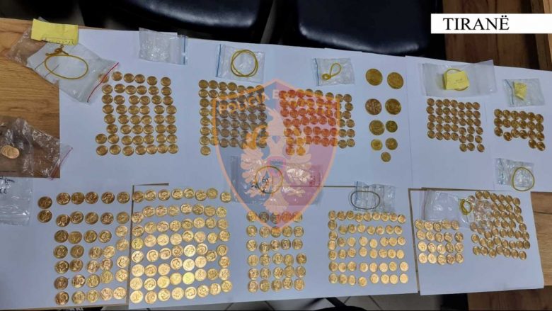 Tregtonin monedha ari të vjedhura, arrestohen babë e bir në Tiranë