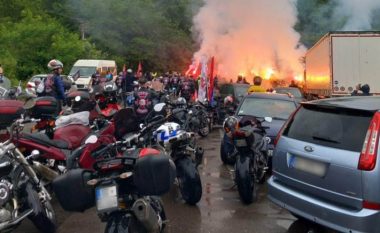 Një grup motoçiklistësh nga Serbia grumbullohen në afërsi të Jarinës, bëjnë veprime provokuese