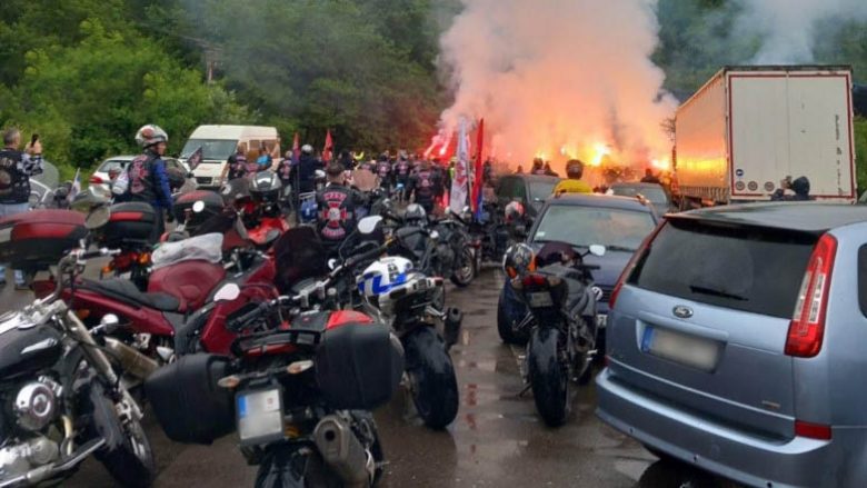 Një grup motoçiklistësh nga Serbia grumbullohen në afërsi të Jarinës, bëjnë veprime provokuese