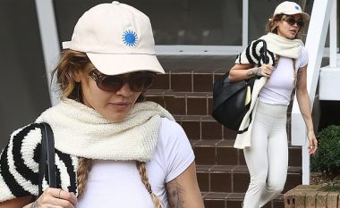 Rita Ora duket sportive, ndërsa fotografohet duke shkuar në një seancë të jogës në Sydney