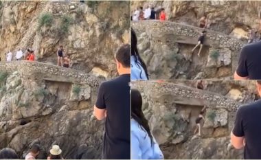 Turisti kap momentin e frikshëm kur një grua përplaset me shkëmbinjtë pasi tentoi të hidhej në ujë në Itali