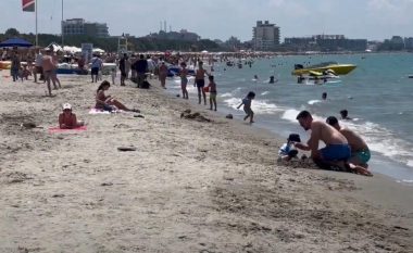 Turistët “pushtojnë” Durrësin e Golemin, më besnik mbeten shqiptarët e diasporës