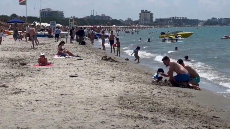 Turistët “pushtojnë” Durrësin e Golemin, më besnik mbeten shqiptarët e diasporës