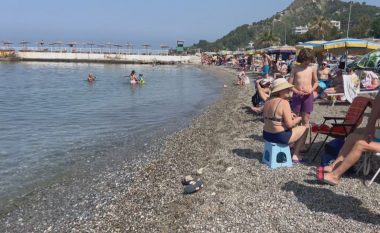 Pushuesit: Plazhi i Currilave në Durrës nuk është më si dikur, por mbetet më i pastri