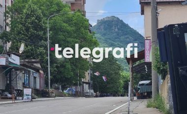 Nxitje e përçarjes, në veri të Mitrovicës digjet një flamur