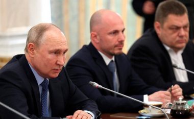 “Pse nuk u arrit pushtimi i Kievit”, Putin nuk di si t’i përgjigjet pyetjes së gazetarit rus