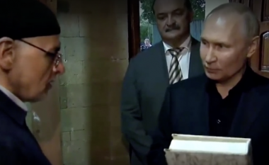 Putinit i dhurohet një kopje e Kuranit: Është i shenjtë për myslimanët, dhe duhet të jetë edhe për të tjerët