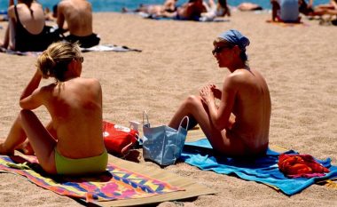 Pishinave spanjolle në Katalonjë u është thënë të lejojnë gratë të shkojnë të zhveshura në pishinat publike