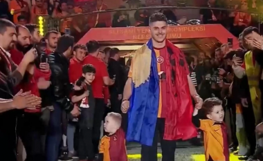 Me flamujt e Shqipërisë e të Kosovës dhe këngën e Shkurte Fejzës – hyrje spektakolare e Milot Rashicës në stadium