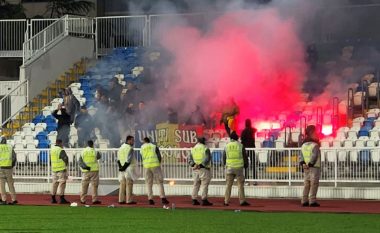 Hedhje e fishekzjarrëve dhe brohoritje “Kosova është Serbi”, arsyeja e dëbimit të tifozëve të Rumanisë nga stadiumi