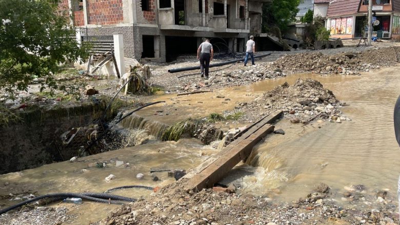 Shqipëria shpreh gatishmëri për të ndihmuar qytetarët e Pejës pas vërshimeve