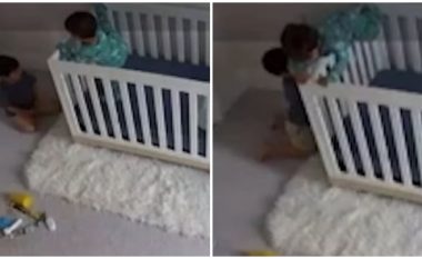 Katërvjeçari futet në dhomën e vëllait të vogël, e inkurajon të kapërcej rrethojat e shtratit – pamjet bëhen virale të vogëlushëve nga Kanadaja