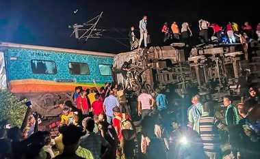 Përplasja e tre trenave në Indi, shkon në 80 numri i viktimave