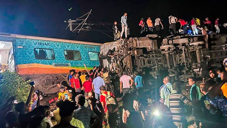 Përplasja e tre trenave në Indi, shkon në 80 numri i viktimave