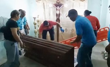 Vdes gruaja që u shpall gabimisht e vdekur ditë më parë dhe i habiti familjarët duke trokitur në arkivolin e saj