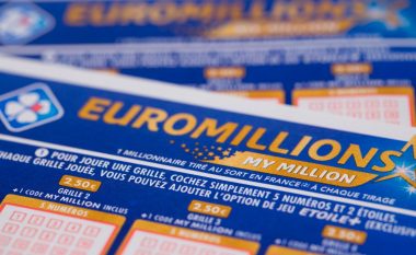 Dikujt i ka buzëqeshur fati - fiton lotarinë britanike prej 135 milionë eurove