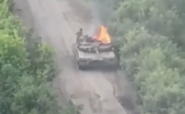Pamjet tregojnë se si shkatërrohet një tank rus i tipit T-80