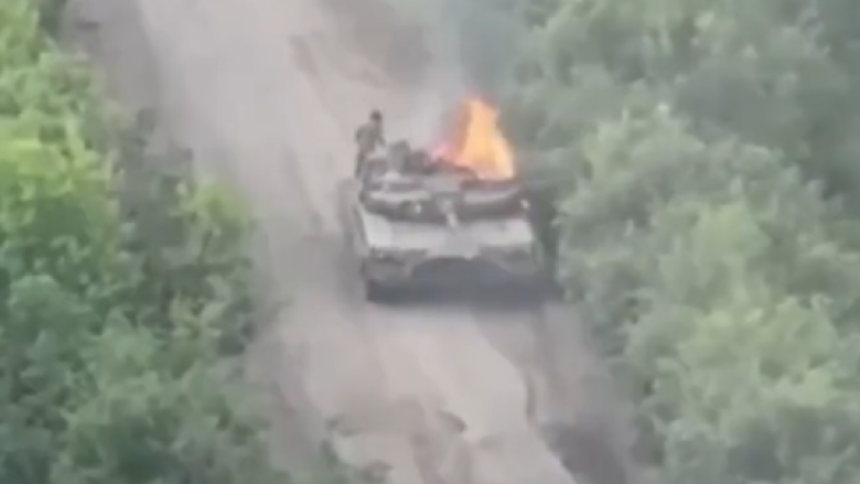 Pamjet tregojnë se si shkatërrohet një tank rus i tipit T-80