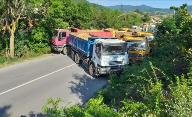 Serbët bllokojnë kamionët nga Kosova, nuk i lejojnë të kalojnë në Serbi nga Jarinja