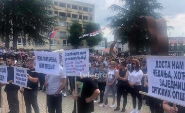 Me pankarta në duar serbët në Graçanicë e në veri të Mitrovicës në “Marshin për Vidovdanin”
