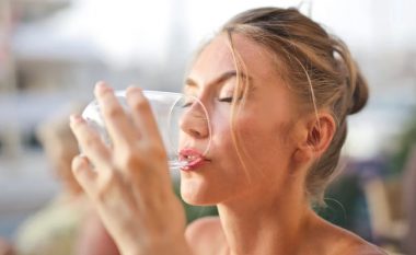 Sasia e ujit që duhet të pini në ditë