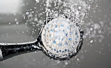 Katër përparësitë e dushit me ujë të ftohtë