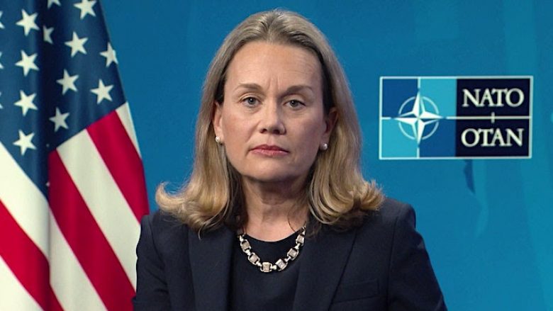 Ambasadorja amerikane në NATO: Dialogu e vetmja rrugë për të ulur tensionet në veri të Kosovës