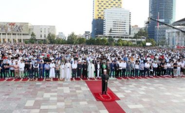 Shqipëri, mijëra besimtarë e falën Kurban Bajramin në sheshin “Skënderbej”