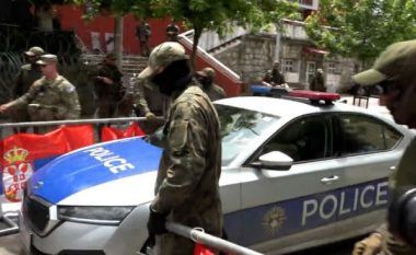 KFOR-i ndihmon Policinë e Kosovës të largojnë veturën e bllokuar nga protestuesit serbë në Zveçan