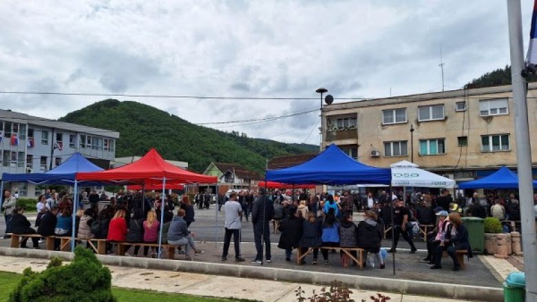 Protestuesit tentojnë të hyjnë me dhunë në komunën e Leposaviqit
