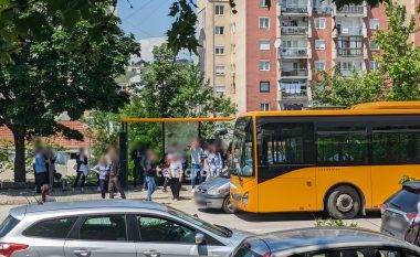 Aksident mes një autobusi urban dhe një veture në Prishtinë