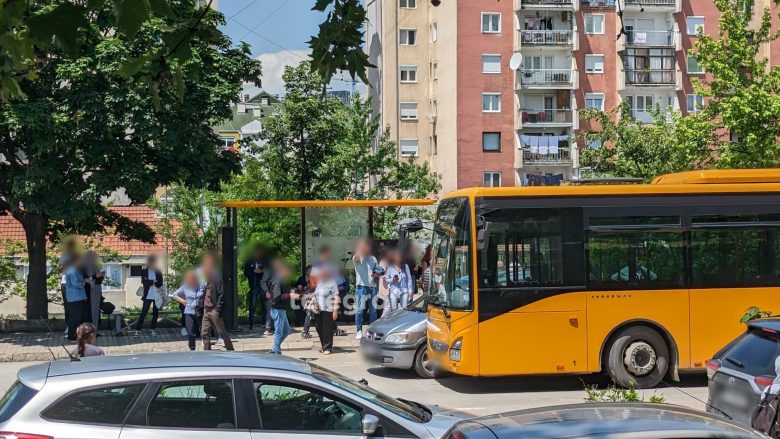 Aksident mes një autobusi urban dhe një veture në Prishtinë