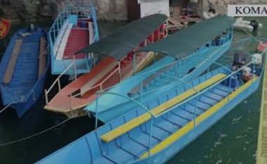 Bllokohen pesë varka turistike në liqenin e Komanit, gjobiten drejtuesit e tyre për munges sigurie