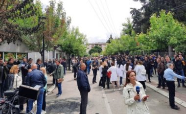 Serbët vazhdojnë protestat para objekteve komunale në veri