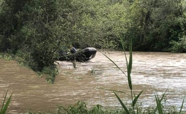 Është gjetur një veturë në lumin Lepenc, dyshohet të jetë BMW me targa të Kosovës
