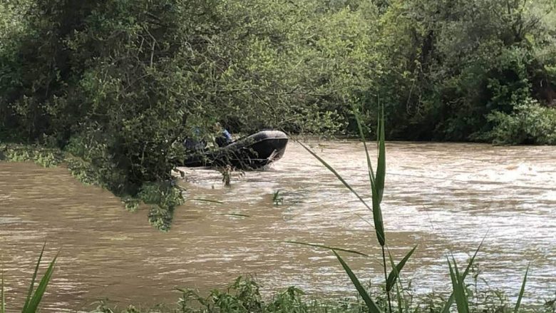Është gjetur një veturë në lumin Lepenc, dyshohet të jetë BMW me targa të Kosovës