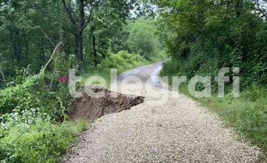 Pas reshjeve të shiut, shembet një pjesë e rrugës në fshatin Vllahi të Mitrovicës