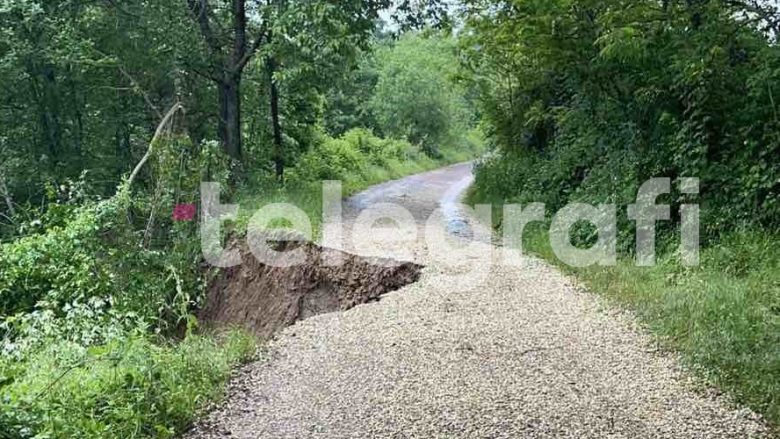 Pas reshjeve të shiut, shembet një pjesë e rrugës në fshatin Vllahi të Mitrovicës