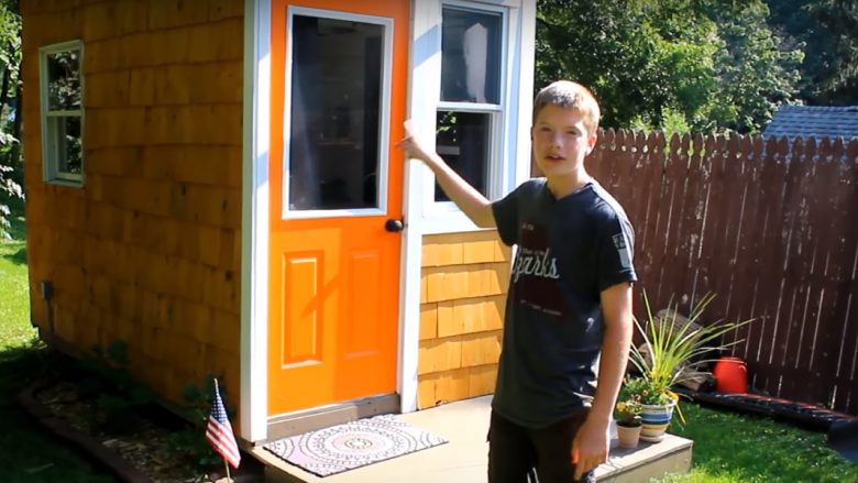 Si i ndërtoi vetes një djalosh 13-vjeçar një shtëpi prej vetëm 8 metrash katrorë!