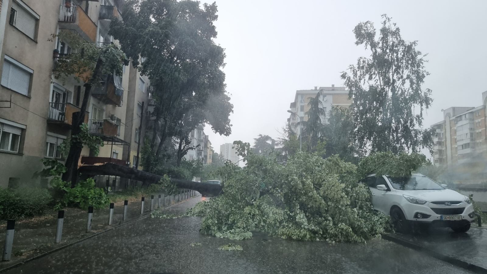 Stuhia la pasoja në Shkup, automjete të thyera, përmbytje në Kozle, rrugë të bllokuara nga drunjtë