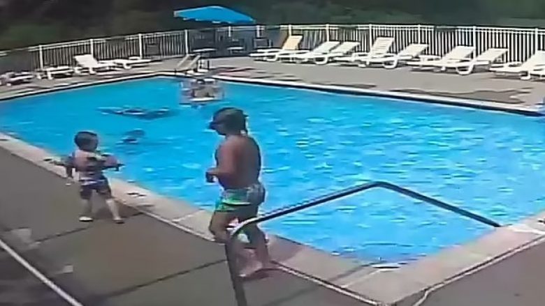 Po mbytej në pishinë 7-vjeçari në Michigan, i rrituri noton pranë tij i qetë duke mos e ditur çfarë po ndodhë – i dalin në ndihmë në momentet e fundit